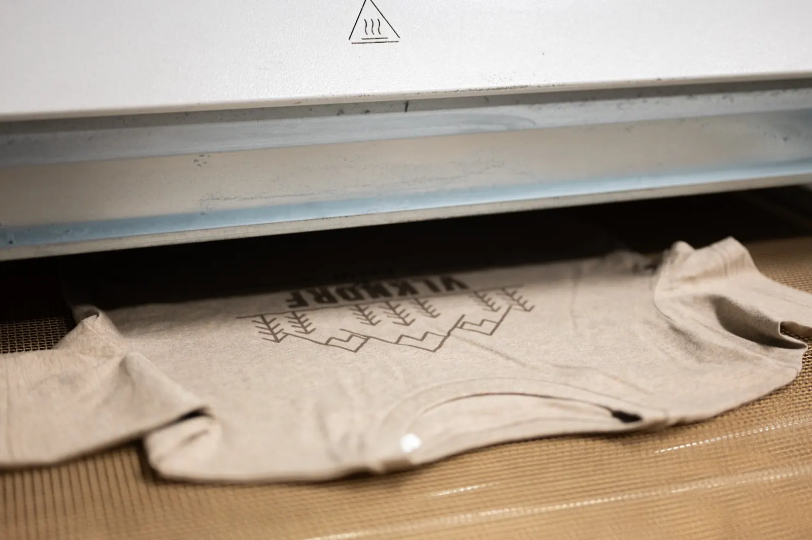 Frisch bedrucktes Shirt im Trockner