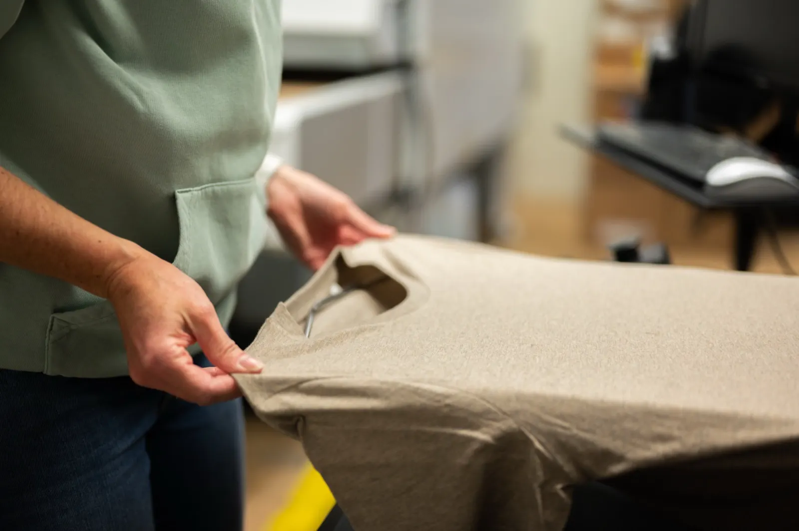 Qualitätskontrolle eines bedruckten Shirts